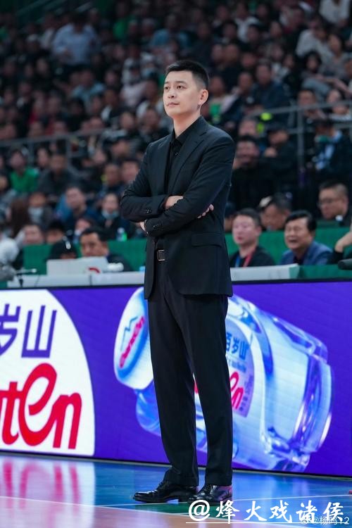CBA最帅的教练也下课了！辽宁男篮宣布杨鸣因个人身体原因辞职