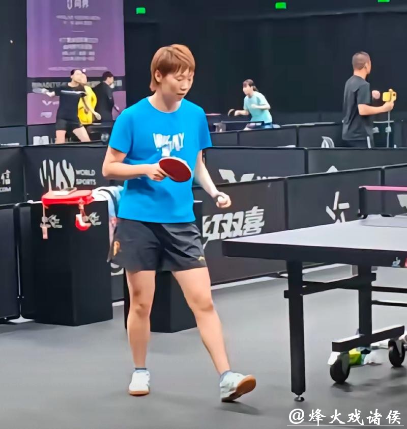 王曼昱深夜外出画面引热议，陪同男子身份揭晓，关系亲切有爱